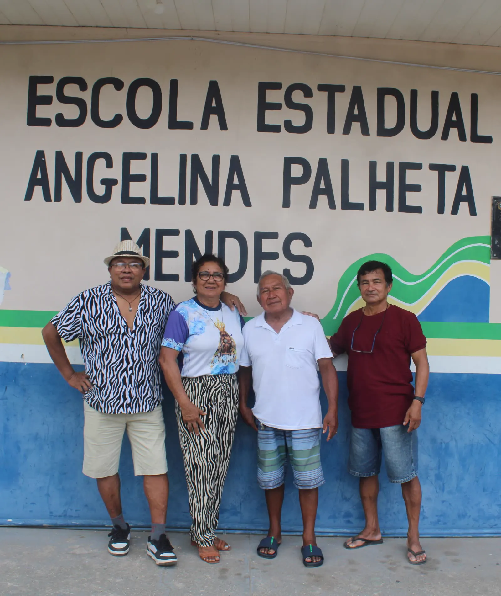Professores em frente à escola