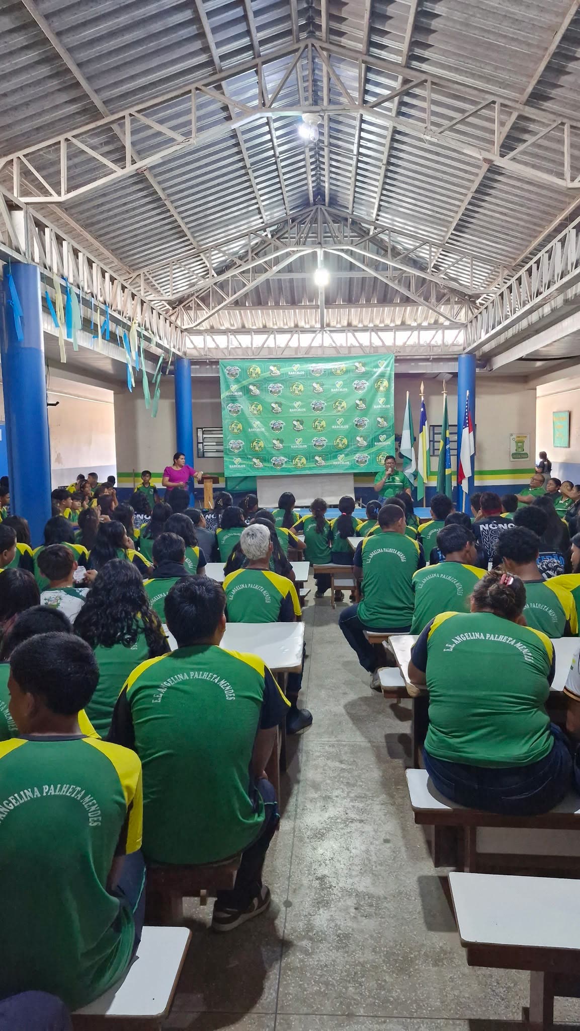 Assembleia geral lotada no ginásio da escola