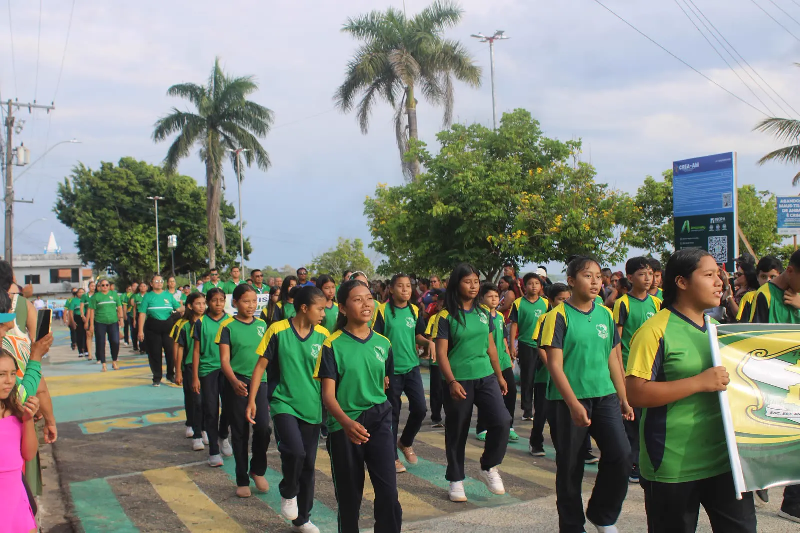 Alunos marchando à beira do Rio Negro