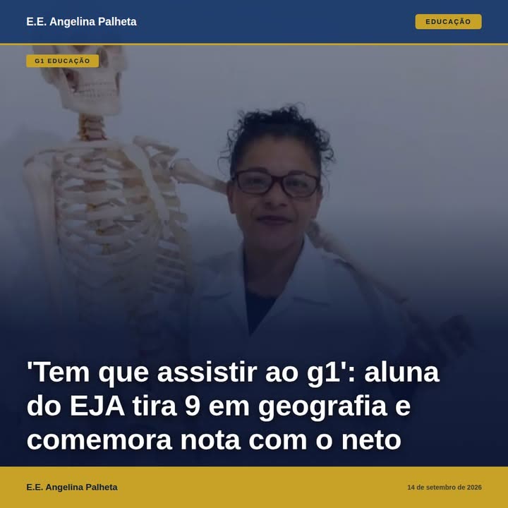 Aluna do EJA sorrindo com boletim