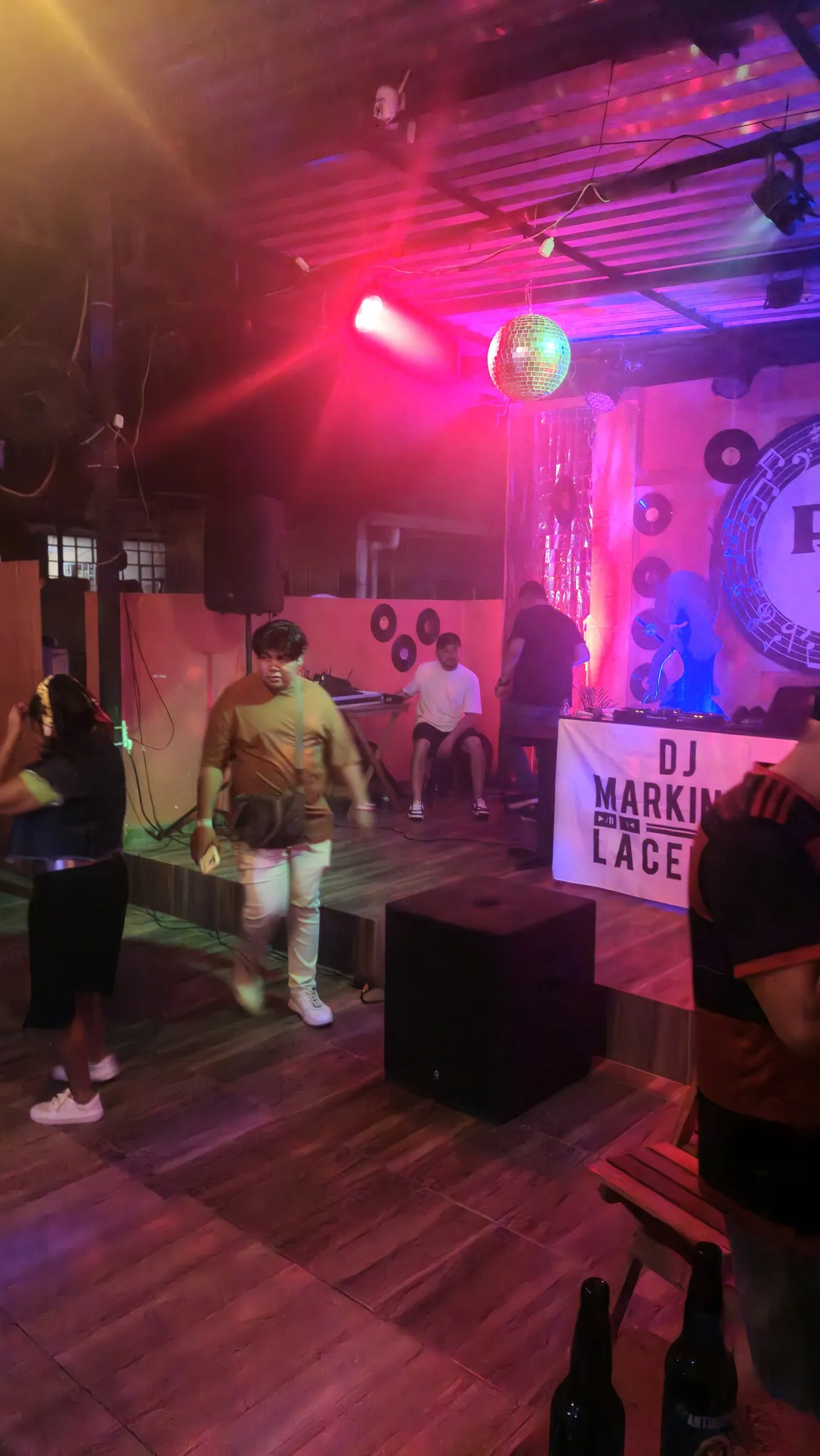 Noite do Flashback reúne educadores e servidores em festa do Dia do Servidor Público