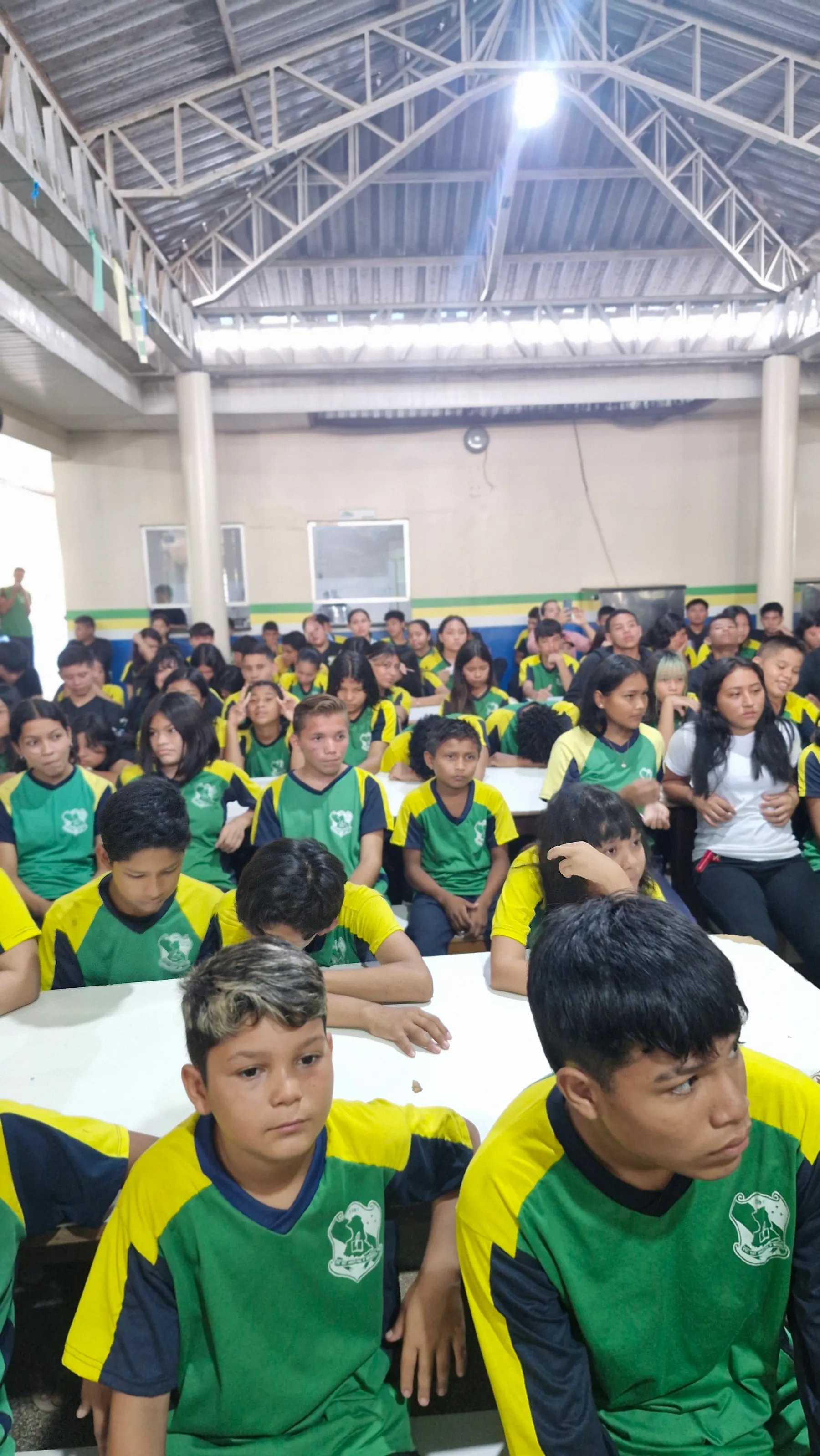 Alunos acompanham a cerimônia no pátio