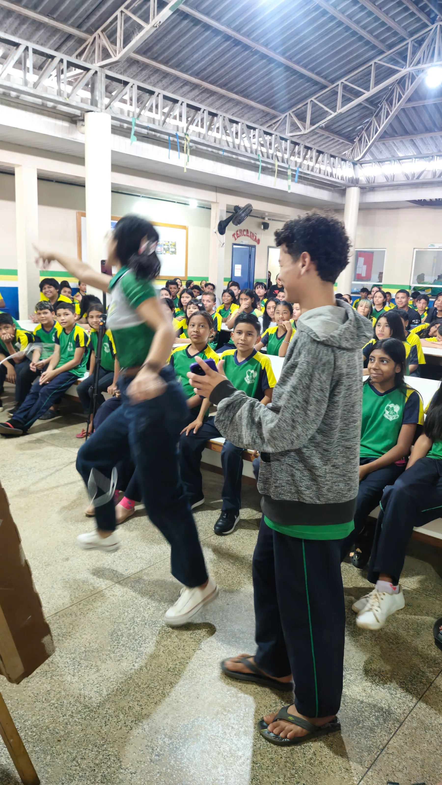 Momento da homenagem dos alunos