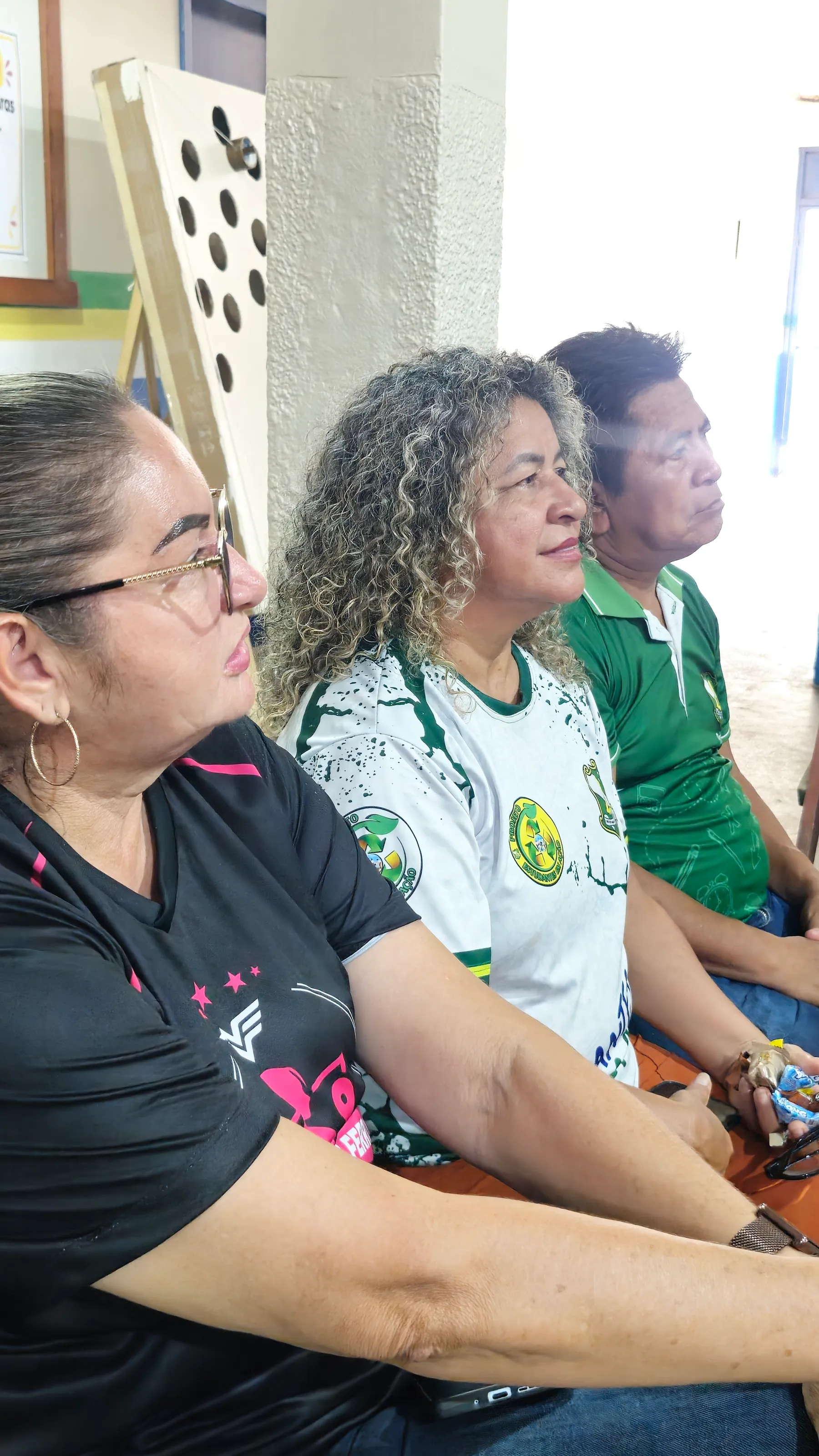 Professores emocionados com a homenagem